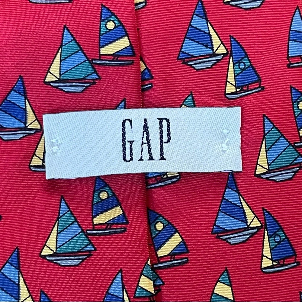 GAP Silk Sailboat Tie in Red Yellow and Blue Sailboats Men's Silk Neck Tie